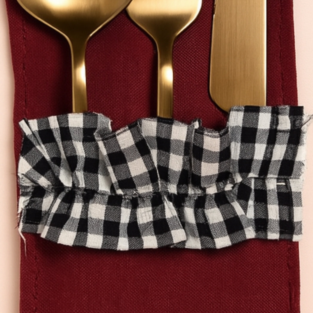 Siyah Fırfırlı Kırmızı Kaşıklık Homerest