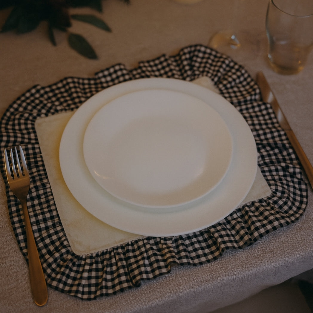 Siyah Pötikare Fırfırlı Ekru Dikdörtgen Amerikan Servis Homerest